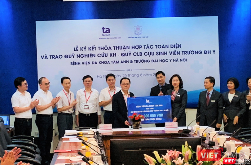 Tiếp nhận 500 triệu đồng cho CLB cựu sinh viên Trường Đại học Y Hà Nội