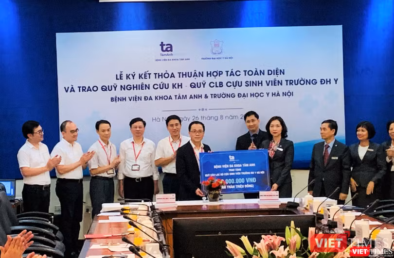 Tiếp nhận 500 triệu đồng cho CLB cựu sinh viên Trường Đại học Y Hà Nội