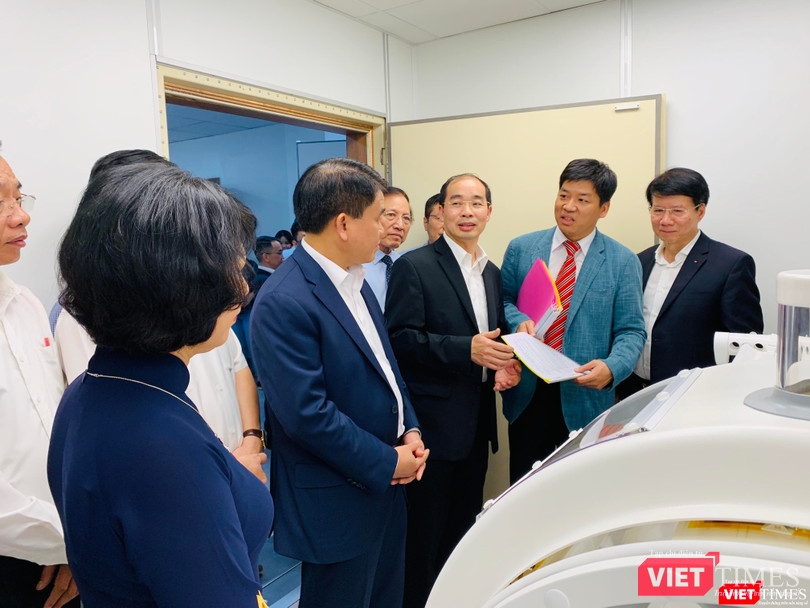 Chủ tịch UBND TP Hà Nội Nguyễn Đức Chung cùng đại diện Bộ Y tế tham quan hệ thống máy siêu nhiệt điều trị ung thư Chủ tịch UBND TP Hà Nội Nguyễn Đức Chung cùng đại diện Bộ Y tế tham quan hệ thống máy siêu nhiệt điều trị ung thư