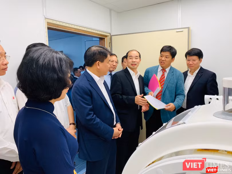 Chủ tịch UBND TP Hà Nội Nguyễn Đức Chung cùng đại diện Bộ Y tế tham quan hệ thống máy siêu nhiệt điều trị ung thư Chủ tịch UBND TP Hà Nội Nguyễn Đức Chung cùng đại diện Bộ Y tế tham quan hệ thống máy siêu nhiệt điều trị ung thư