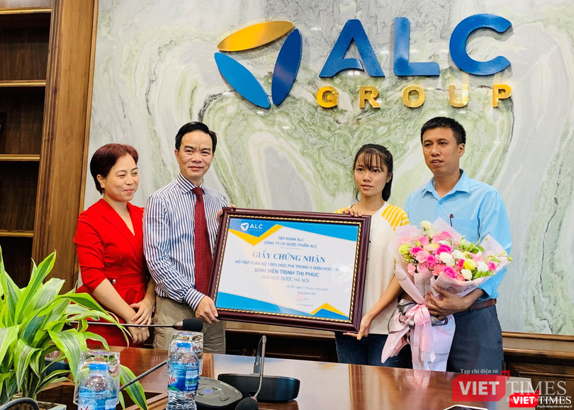 Ông Chu Văn An - Chủ tịch HĐQT Tập đoàn ALC trao gói hỗ trợ cho em Trịnh Thị Phúc Ông Chu Văn An - Chủ tịch HĐQT Tập đoàn ALC trao gói hỗ trợ cho em Trịnh Thị Phúc