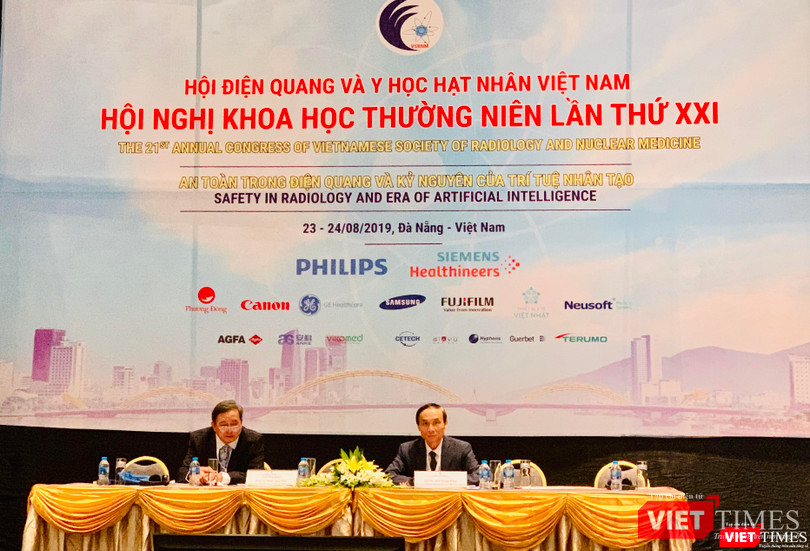 GS.TS. Mai Trong Khoa và PGS.TS. Phạm Ngọc Hoa - 2 Phó Chủ tịch Hội Điện quang và Y học hạt nhân Việt Nam - chủ trì hội nghị Các chuyên gia đầu ngành điện quang và y học hạt nhân của Việt Nam chủ trì hội thảo