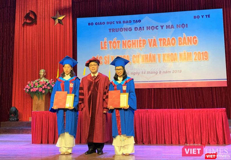 GS. TS. Tạ Thành Văn trao thưởng cho 2 tân bác sĩ Đàm Tuyết Lan và Nguyễn Thị Bắc đỗ thủ khoa toàn khóa