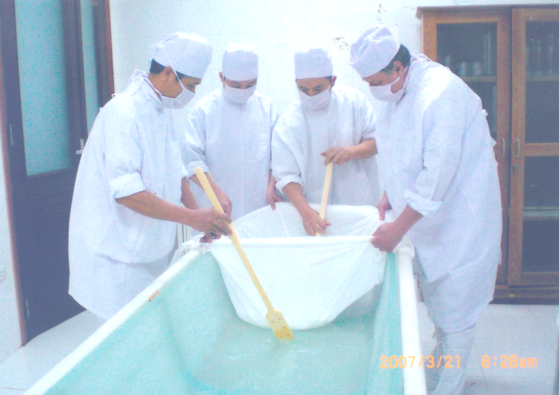 Các chuyên gia Liên Xô pha chế dung dịch đặc biệt Các chuyên gia Liên Xô pha chế dung dịch đặc biệt