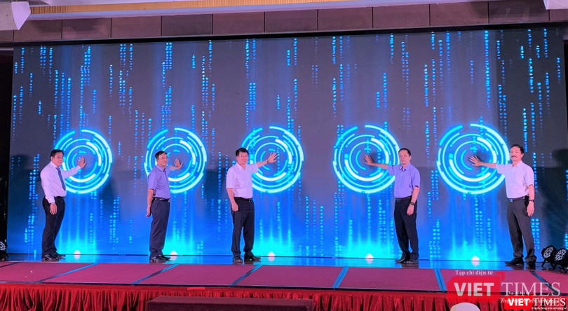 Đại diện lãnh đạo Bộ Y tế và Cục Quản lý Dược nhấn nút khai trương Ngân hàng dữ liệu ngành dược 