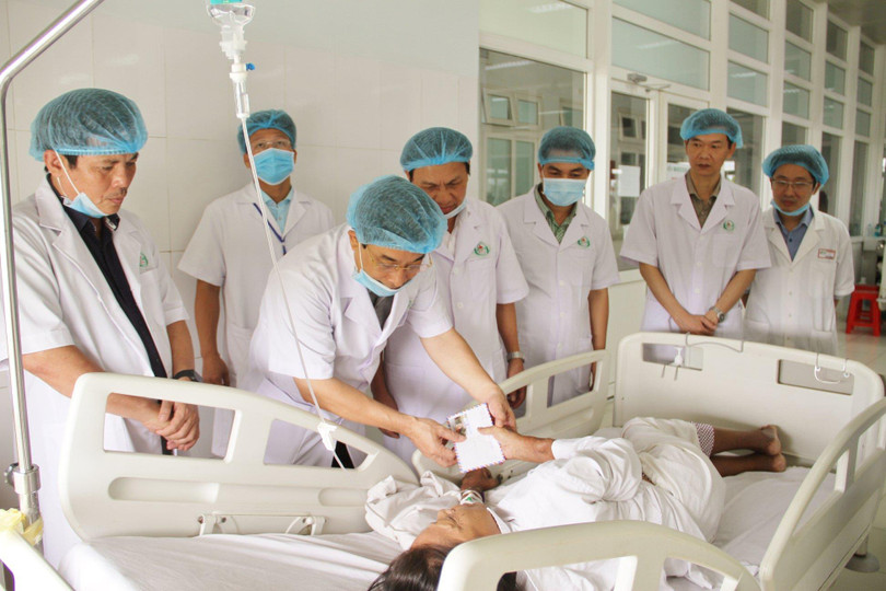 Thăm hỏi và tặng quà cho bệnh nhân nặng đang điều trị tại BV Hữu nghị Đa khoa Nghệ An