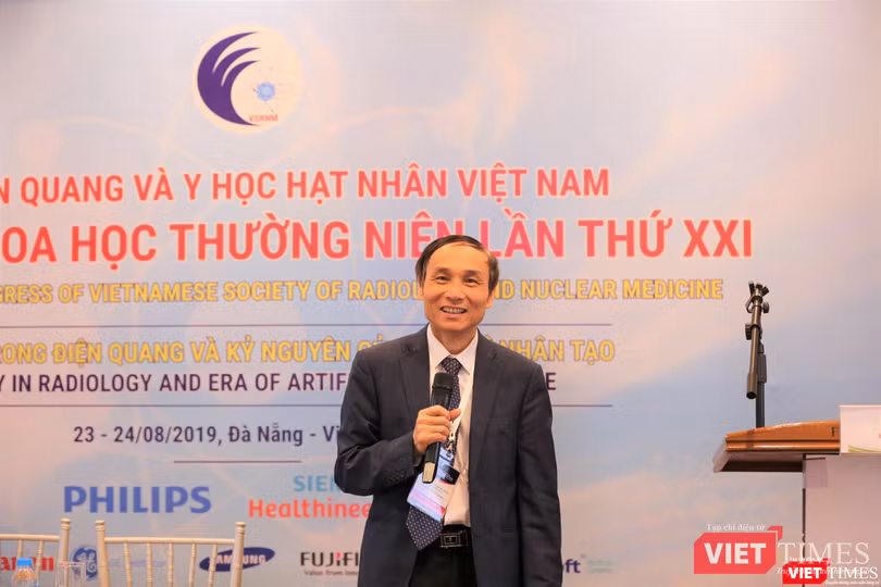 GS.TS. Mai Trọng Khoa – Phó Chủ tịch Hội Điện quang và Y học hạt nhân Việt Nam - trình bày các kết quả trong điều trị ung thư bằng y học hạt nhân
