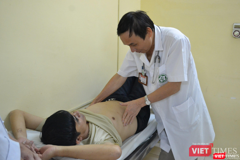 GS.TS. Mai Trọng Khoa kiểm tra sức khỏe cho bệnh nhân ung thư khi điều trị bằng các kỹ thuật tiên tiến