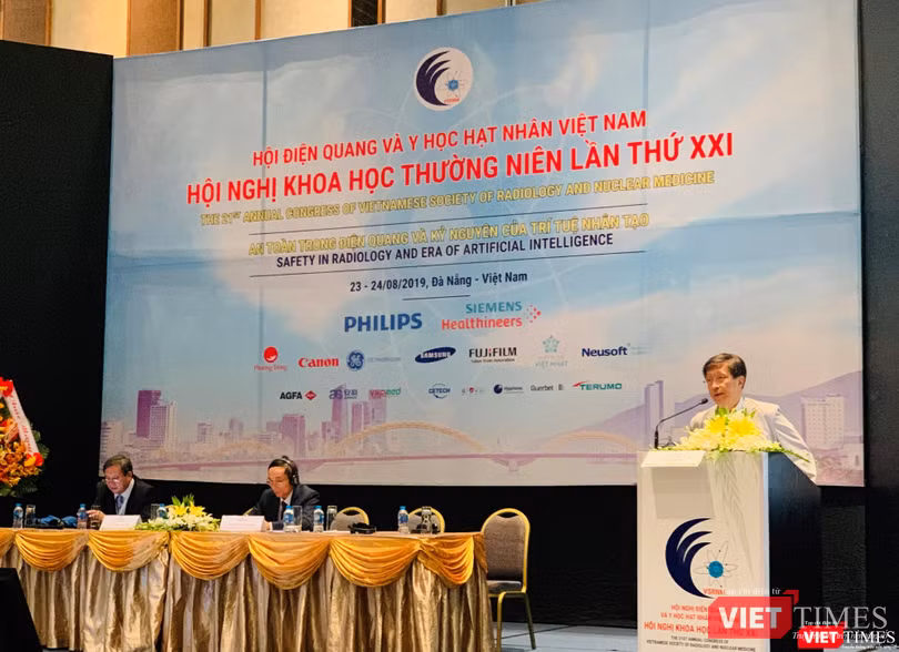 Các chuyên gia quốc tế trao đổi kinh nghiệm với các chuyên gia, bác sĩ Việt Nam