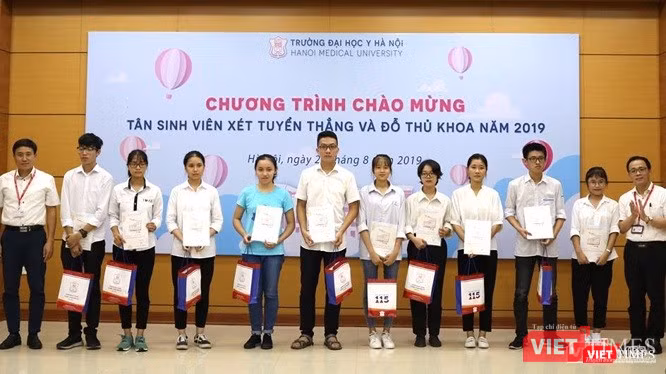 GS.TS. Tạ Thành Văn - Hiệu trưởng Trường Đại học Y Hà Nội - trao thưởng cho các tân sinh viên xuất sắc
