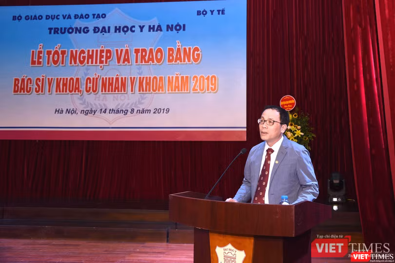 GS.TS. Tạ Thành Văn – Hiệu trưởng Trường Đại học Y Hà Nội phát biểu tại lễ trao bằng