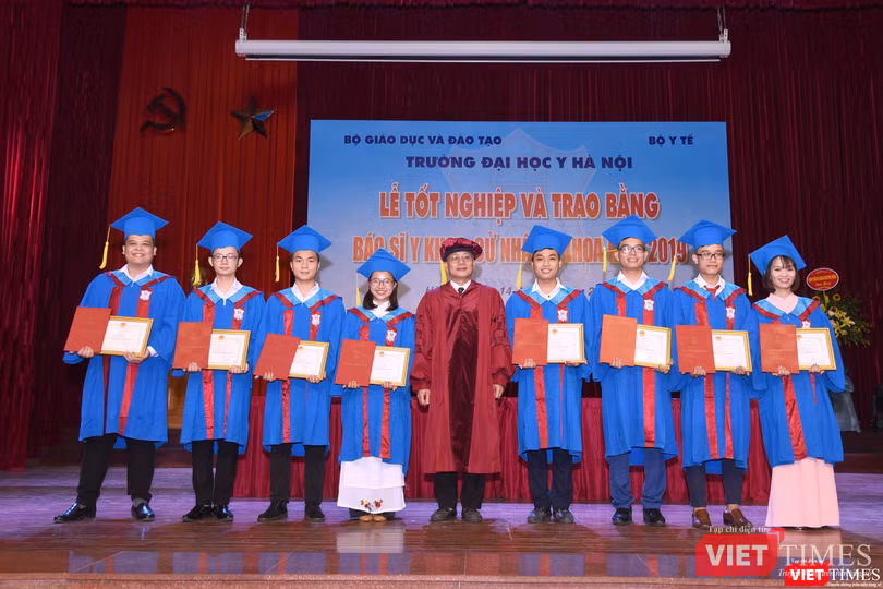 PGS.TS. Nguyễn Đức Hinh - Bí thư Đảng ủy Trường Đại học Y Hà Nội trao thưởng cho các sinh viên tiêu biểu