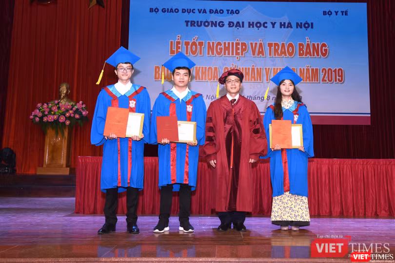 GS.TS. Tạ Thành Văn – Hiệu trưởng Trường Đại học Y Hà Nội trao thưởng cho 3 tân bác sĩ đỗ thủ khoa toàn ngành