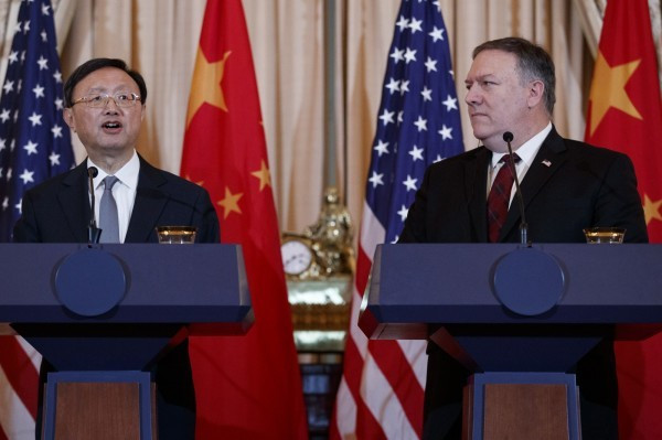Hai ông Dương Khiết Trì và Mike Pompeo công khai đấu khẩu tại cuộc họp báo chung về các vấn đề Biển Đông, Đài Loan và người Duy Ngô Nhĩ Tân Cương. Hai ông Dương Khiết Trì và Mike Pompeo công khai đấu khẩu tại cuộc họp báo chung về các vấn đề Biển Đông, Đài Loan và người Duy Ngô Nhĩ Tân Cương.