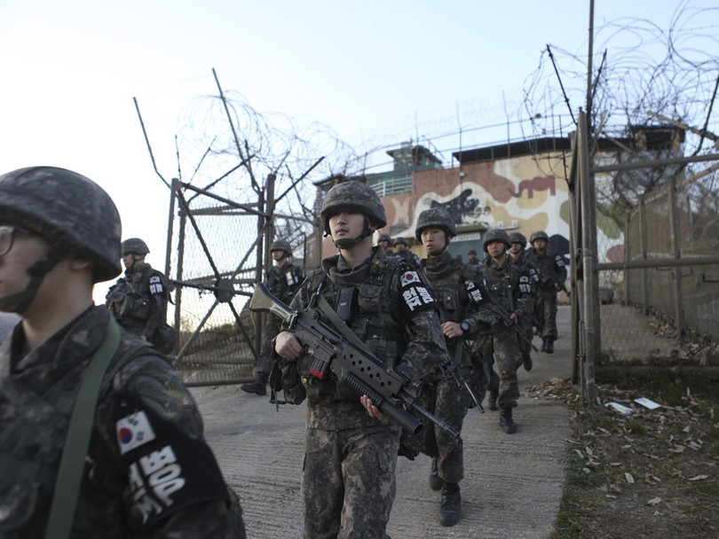 Lính Hàn Quốc rút khỏi chốt trước khi tiến hành phá dỡ.