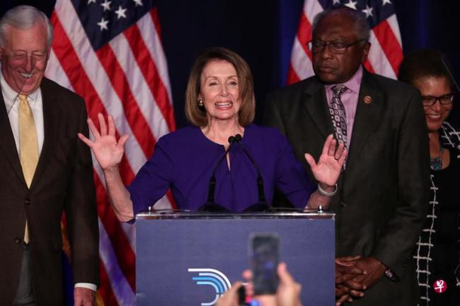 Bà Nancy Pelosi sẽ lại trở thành Chủ tịch Hạ nghị viện và tiếp tục theo đuổi những chủ trương khác biệt với ông Donald Trump trong chính sách đối nội. Bà Nancy Pelosi sẽ lại trở thành Chủ tịch Hạ nghị viện và tiếp tục theo đuổi những chủ trương khác biệt với ông Donald Trump trong chính sách đối nội.