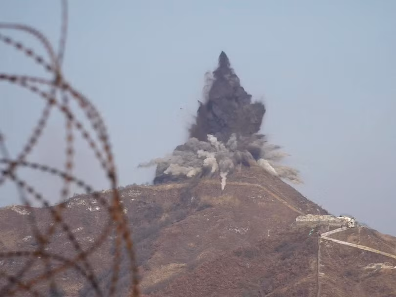 Phía Hàn Quốc quan sát theo dõi công tác phá dỡ chốt gác của phía Triều Tiên.