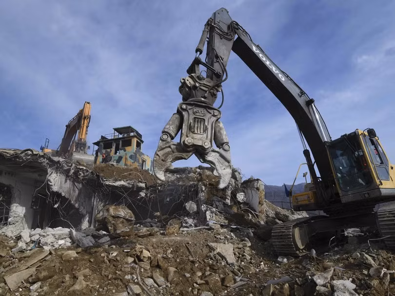 Quân đội Hàn Quốc dùng máy xúc, máy ủi để phá dỡ lô cốt và công sự nổi.