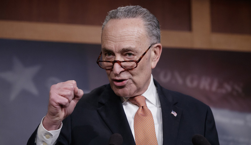 Thượng nghị sỹ Chuck Schumer, lãnh tụ Đảng Dân chủ tại Thượng nghị viện tuy thường hay phê phán tổng thống, nhưng luôn ủng hộ chính sách cứng rắn đối với Trung Quốc của ông Donald Trump. Thượng nghị sỹ Chuck Schumer, lãnh tụ Đảng Dân chủ tại Thượng nghị viện tuy thường hay phê phán tổng thống, nhưng luôn ủng hộ chính sách cứng rắn đối với Trung Quốc của ông Donald Trump.