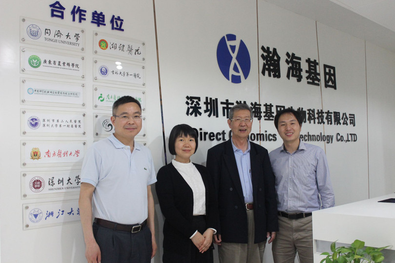 Ông Hạ Kiến Khuê (phải) và các đồng sự tại Công ty khoa học sinh vật Direct Genomics Thâm Quyến do ông thành lập.