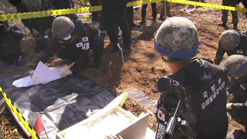 Binh sĩ quân đội Hàn Quốc tiến hành khai quật hài cốt binh sĩ tử trận khi xưa.