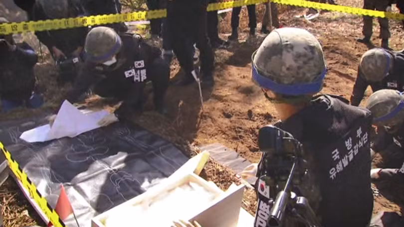 Binh sĩ quân đội Hàn Quốc tiến hành khai quật hài cốt binh sĩ tử trận khi xưa.