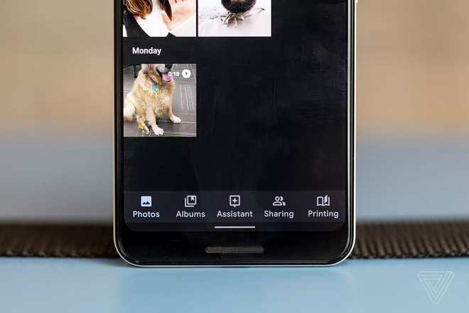 Theo mặc định, hình ảnh tải từ ứng dụng nhắn tin sẽ không còn được sao lưu tự động lên Google Photos nữa. Ảnh: The Verge. Theo mặc định, hình ảnh tải từ ứng dụng nhắn tin sẽ không còn được sao lưu tự động lên Google Photos nữa. Ảnh: The Verge.