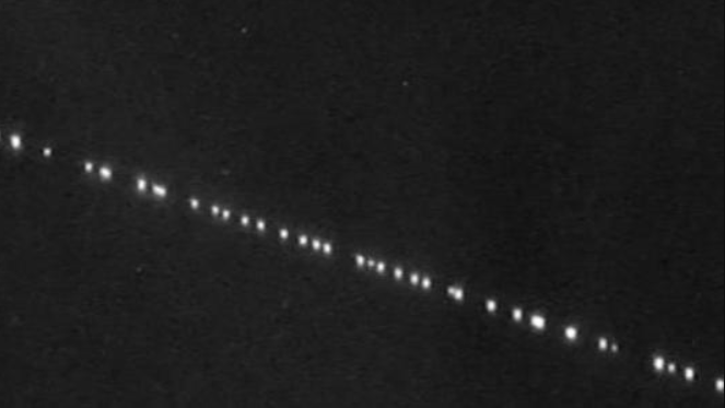 Dàn vệ tinh Starlink của SpaceX phát sáng trên bầu trời. Ảnh: News Break Ảnh: News Break