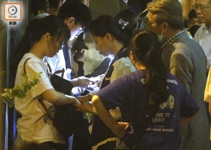 Gặp gỡ, vận động, thuyết phục học sinh rời khỏi trường về nhà. Gặp gỡ, vận động, thuyết phục học sinh rời khỏi trường về nhà.