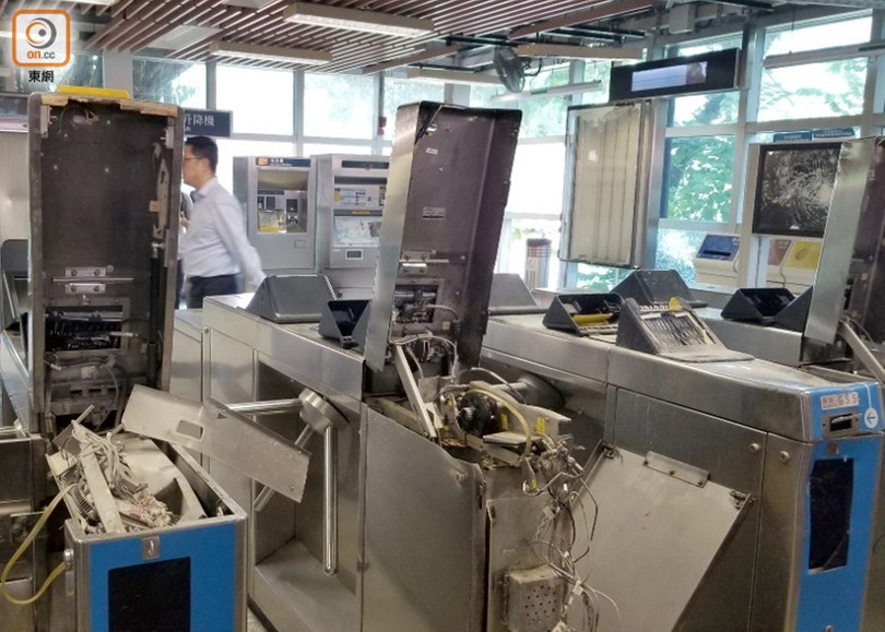 Ga tàu điện ở cổng trường Đại học Khoa học tự nhiên bị đập phá