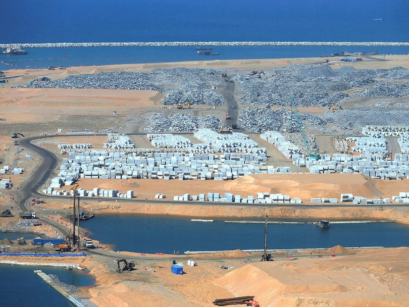 Công trình xây dựng cảng Hambantota đang được Trung Quốc đẩy nhanh tiến độ.