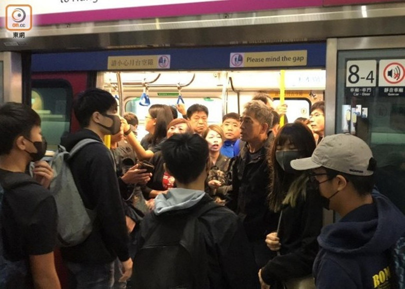 Tranh cãi giữa hành khách với nhóm người biểu tình Tranh cãi giữa hành khách với nhóm người biểu tình