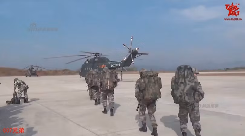 Binh sĩ lực lượng đột kích đường không lên chiếc Zh-8G diễn tập