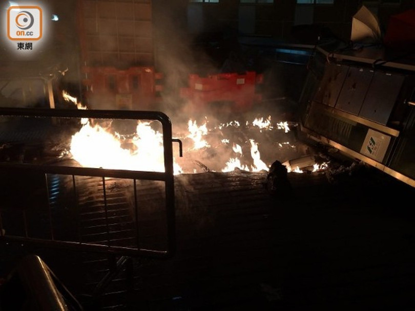 Cầu vượt bị người biểu tình đốt cháy và thủng mặt cầu. Cầu vượt bị người biểu tình đốt cháy và thủng mặt cầu.