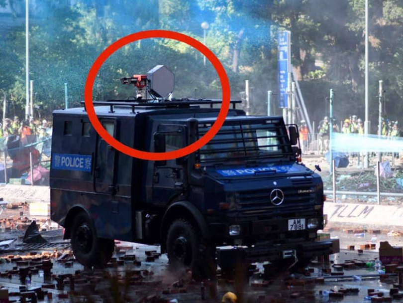 Pháo thanh ba Sonic Gun đặt trên xe bọc thép trong sân trường Đại học Thành thị chiều 17/11. Pháo thanh ba Sonic Gun đặt trên xe bọc thép trong sân trường Đại học Thành thị chiều 17/11.