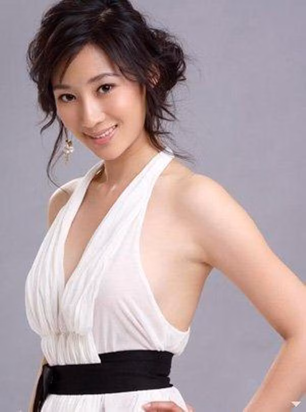 Người đẹp Hứa Thu Lâm mặc dù đã có chồng và 4 con vẫn khiến hai ông bí thư thành ủy mê mệt. Người đẹp Hứa Thu Lâm mặc dù đã có chồng và 4 con vẫn khiến hai ông bí thư thành ủy mê mệt.