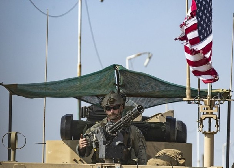 Lính Mỹ đi tuần tra trên xe bọc thép chiến đấu M2A2 Bradley. Lính Mỹ đi tuần tra trên xe bọc thép chiến đấu M2A2 Bradley.