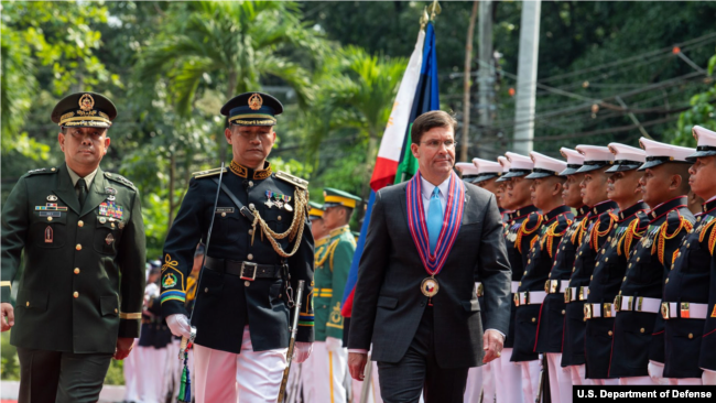 Ngày 19/11, khi tới thăm Philippines, ông Mark Esper tuyên bố: Hiệp ước phòng thủ chung Mỹ - Philippines được ký năm 1951 áp dụng cho toàn bộ khu vực Thái Bình Dương, bao gồm cả Biển Đông. Ngày 19/11, khi tới thăm Philippines, ông Mark Esper tuyên bố: Hiệp ước phòng thủ chung Mỹ - Philippines được ký năm 1951 áp dụng cho toàn bộ khu vực Thái Bình Dương, bao gồm cả Biển Đông.