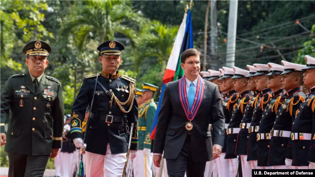 Ngày 19/11, khi tới thăm Philippines, ông Mark Esper tuyên bố: Hiệp ước phòng thủ chung Mỹ - Philippines được ký năm 1951 áp dụng cho toàn bộ khu vực Thái Bình Dương, bao gồm cả Biển Đông.
