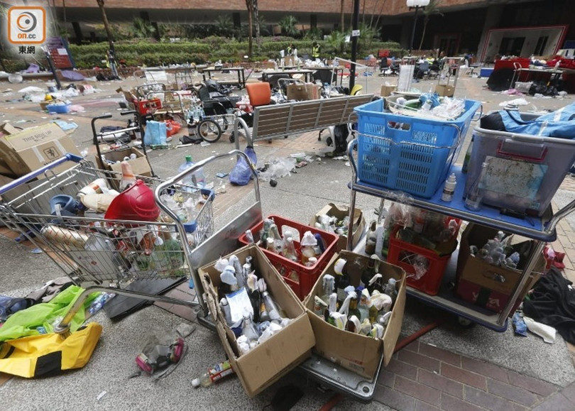 Các chai cháy được tập kết trong sân trường Poly U. Các chai cháy được tập kết trong sân trường Poly U.