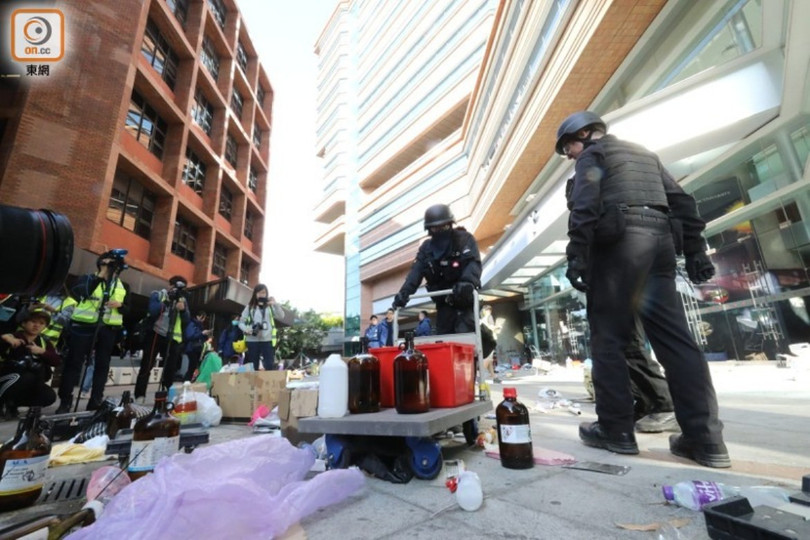 Cảnh sát thu gom các vật liệu nguy hiểm trong khuôn viên Đại học Bách Khoa hôm 28/11.