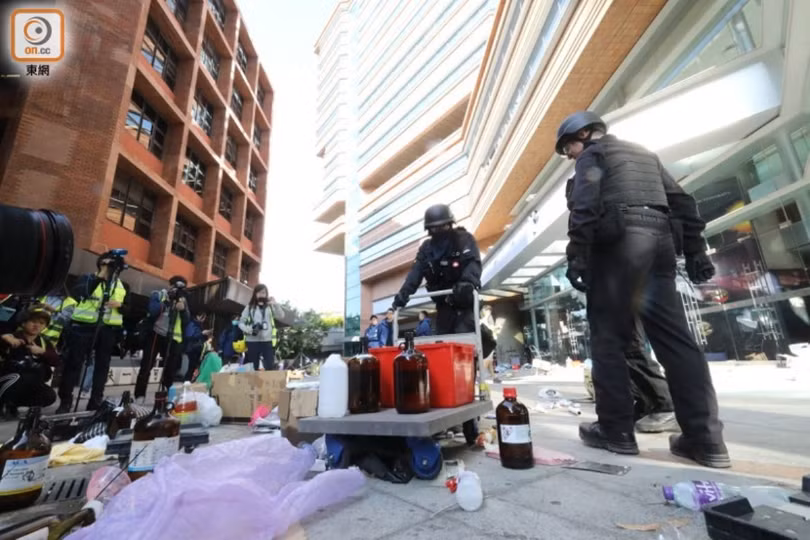 Cảnh sát thu gom các vật liệu nguy hiểm trong khuôn viên Đại học Bách Khoa hôm 28/11.