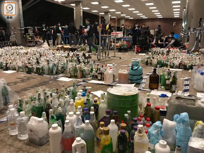 Gần 4 ngàn chai cháy cùng nhiều hóa chất, vật phẩm nguy hiểm được cảnh sát tìm thấy bên trong khuôn viên Đại học Bách Khoa Hồng Kông.