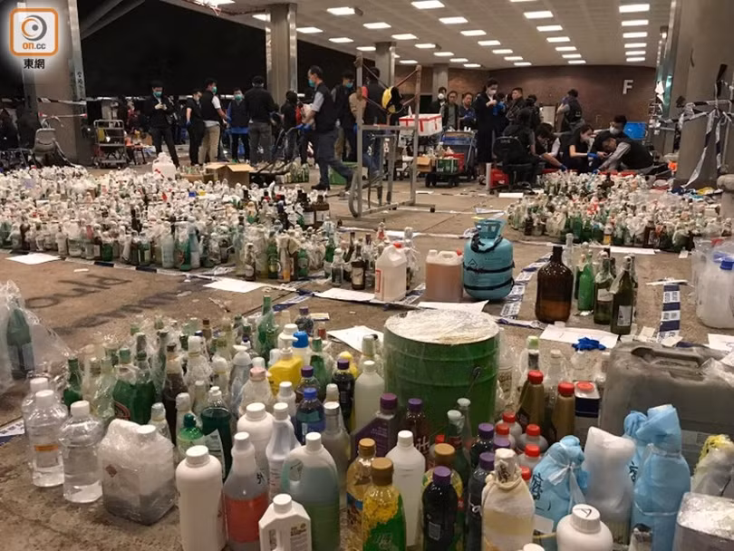 Gần 4 ngàn chai cháy cùng nhiều hóa chất, vật phẩm nguy hiểm được cảnh sát tìm thấy bên trong khuôn viên Đại học Bách Khoa Hồng Kông.