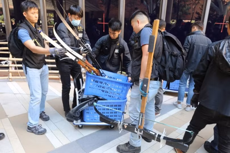 Cung nỏ và vũ khí của người biểu tình trong Đại học Bách Khoa bị thu giữ.