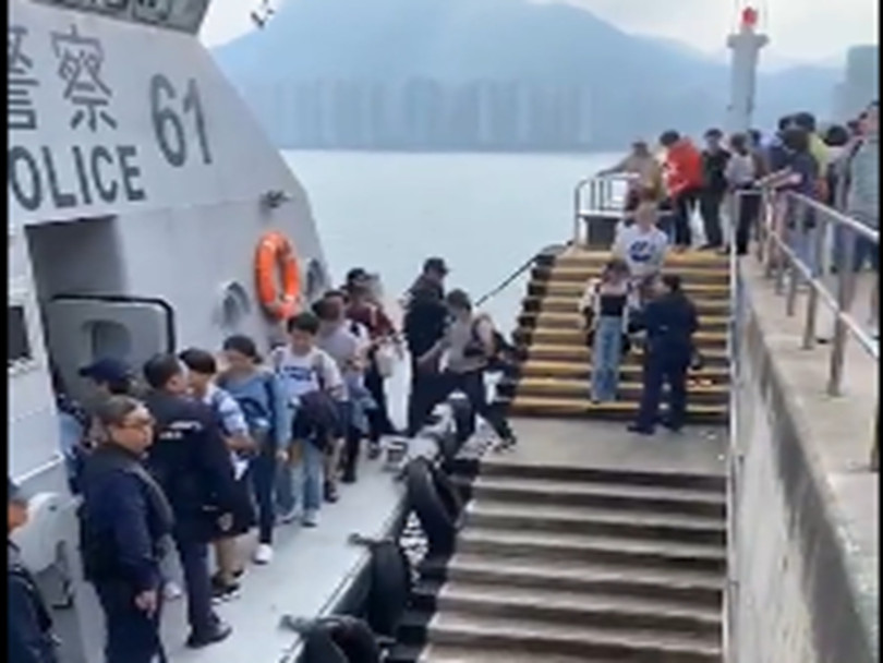 Sinh viên Đại Lục được di tản bằng ca nô của cảnh sát đường thủy Hồng Kông sang Thâm Quyến.