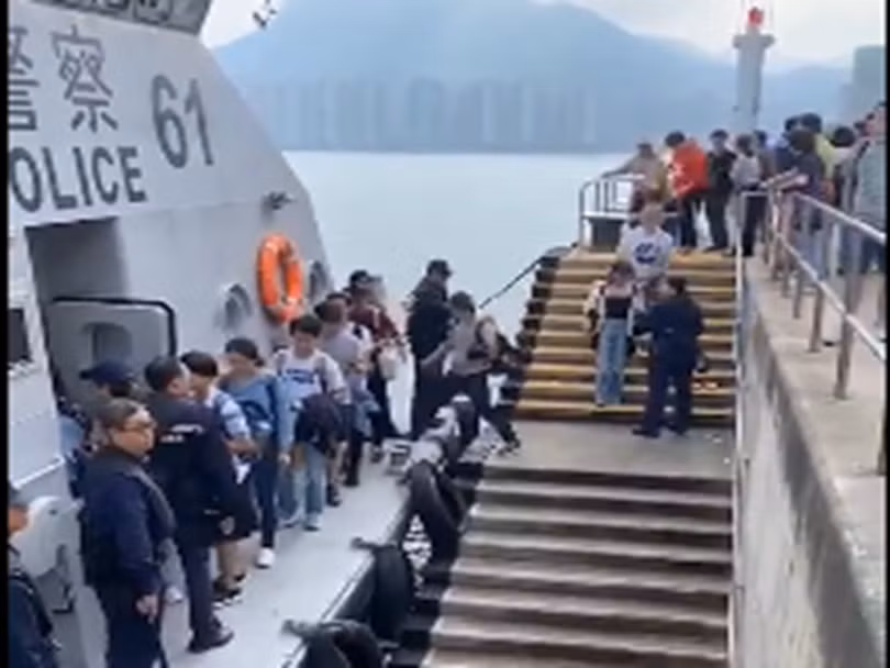 Sinh viên Đại Lục được di tản bằng ca nô của cảnh sát đường thủy Hồng Kông sang Thâm Quyến.