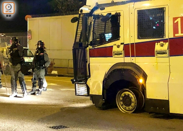 Xe của cảnh sát bị người biểu tình phá hỏng. Xe của cảnh sát bị người biểu tình phá hỏng.