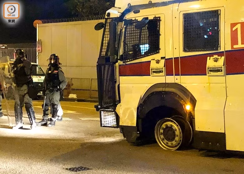 Xe của cảnh sát bị người biểu tình phá hỏng.