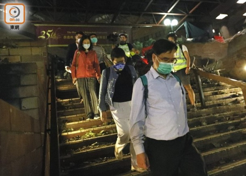 Các hiệu trưởng vào thuyết phục, khuyên giải học sinh ra đầu hàng cảnh sát. Các hiệu trưởng vào thuyết phục, khuyên giải học sinh ra đầu hàng cảnh sát.